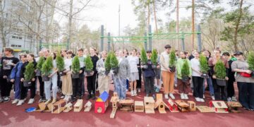 По инициативе ТОАЗа школьники провели уборку в тольяттинском лесу