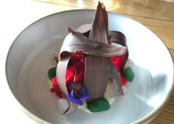 Самарский ресторан «Бирократия» представил театральный десерт