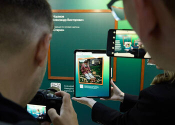 Сбер открыл выставку картин, созданных нейросетью Kandinsky