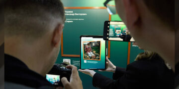 Сбер открыл выставку картин, созданных нейросетью Kandinsky