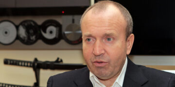 Мошенник, «разводивший» владельца «Тон-Авто», остался при «Лексусе», но без мобильного