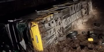 На трассе под Самарой перевернулся пассажирский автобус, два человека погибли