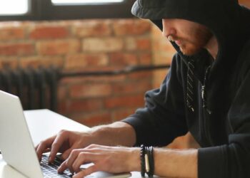 Сбер помог предпринимателю из Самары не стать жертвой мошенников 