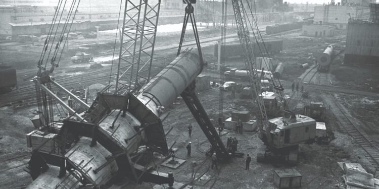 Ключевой момент монтажа оборудования крупнотоннажного агрегата аммиака (ныне цех № 11) - подъём трубы. Вид сверху. Фото «КуйбышевАзот»