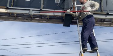 В Самаре очистили и покрасили 93% всех рекламных конструкций