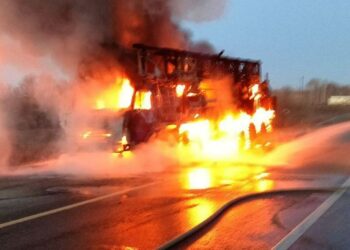 В Самарской области на трассе во время движения сгорел большегруз