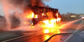 В Самарской области на трассе во время движения сгорел большегруз