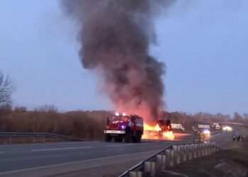 В Самарской области на трассе во время движения сгорел большегруз