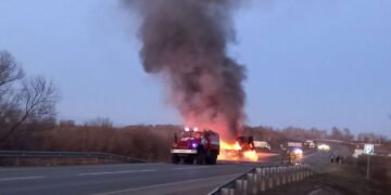 В Самарской области на трассе во время движения сгорел большегруз