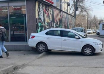 В Самаре 85-летний водитель сбил двух пешеходов и въехал в магазин