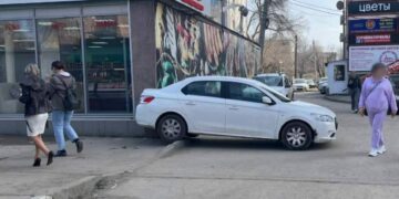 В Самаре 85-летний водитель сбил двух пешеходов и въехал в магазин