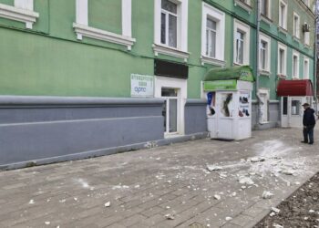 В Самаре со «сталинской» пятиэтажки на улице Мичурина на тротуар обрушилась лепнина