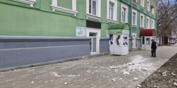 В Самаре со «сталинской» пятиэтажки на улице Мичурина на тротуар обрушилась лепнина