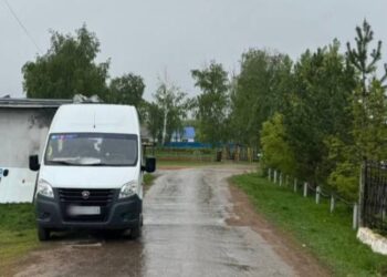 В Самарской области «Газель» с пассажирами, но без водителя, въехала в дом