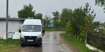 В Самарской области «Газель» с пассажирами, но без водителя, въехала в дом
