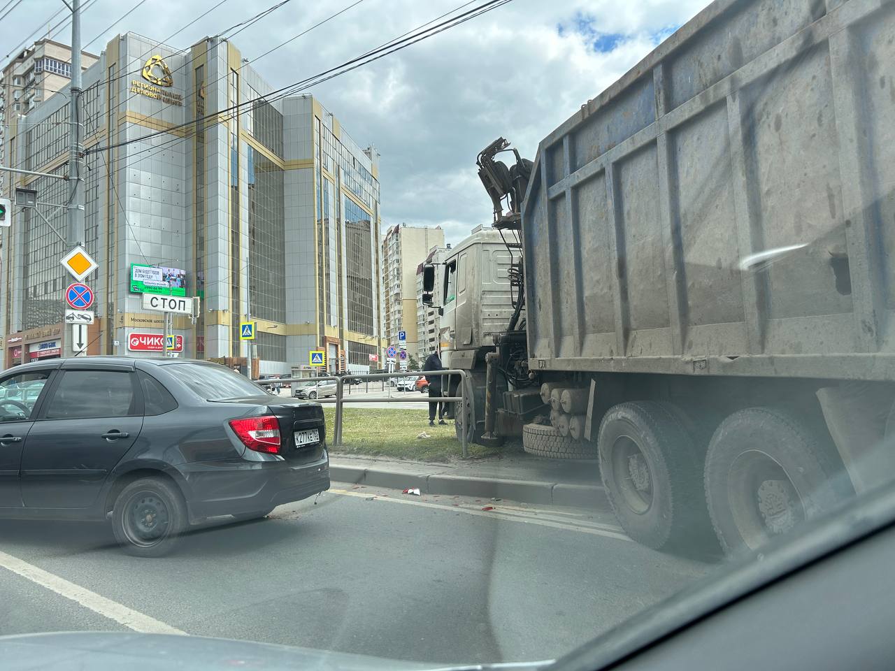 На Московском шоссе в Самаре произошло тройное ДТП - тяжелый грузовик  вылетел с дороги - oboz.info