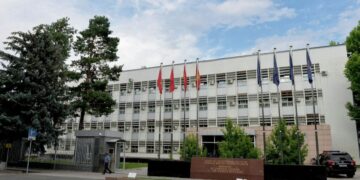 МИД Киргизии призвал граждан республики временно воздержаться от поездок в РФ