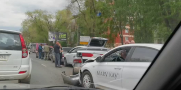 В Самаре на улице Гагарина в массовом ДТП столкнулись шесть машин