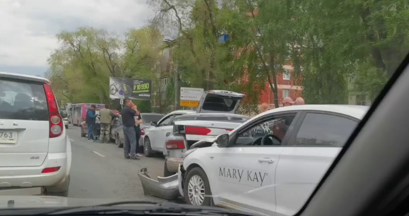 В Самаре на улице Гагарина в массовом ДТП столкнулись шесть машин -  oboz.info