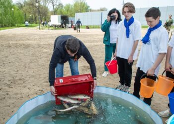 Самарские газовики выпустили мальков в исаклинский пруд