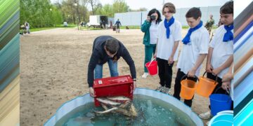 Самарские газовики выпустили мальков в исаклинский пруд
