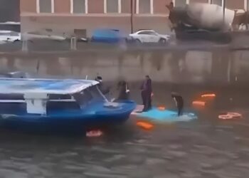 В Санкт-Петербурге автобус с пассажирами упал с моста