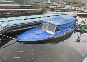 На реке Самара на лодочной станции затонуло судно из-за проходившей мимо баржи