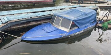 На реке Самара на лодочной станции затонуло судно из-за проходившей мимо баржи