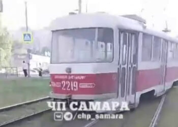 В Самаре на улице Киевской с рельсов сошел трамвай