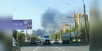 В Тольятти горит автосалон, расположенный рядом с заправочной станцией