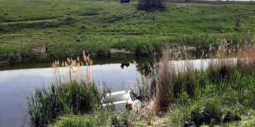 В Самарской области женщина погибла, пытаясь остановить падающий в реку автомобиль