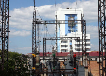 Вместо подготовки к зиме самарской энергокомпании приходится бороться с «Россетями»