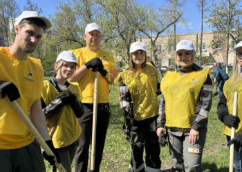 Сотрудники НЗМП высадили более 600 молодых деревьев и кустарников в Самарском регионе
