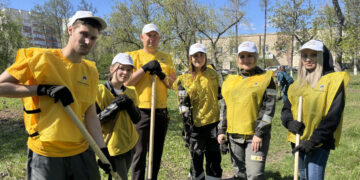 Сотрудники НЗМП высадили более 600 молодых деревьев и кустарников в Самарском регионе