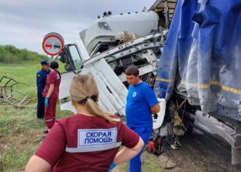 В ДТП с двумя большегрузами в Самарской области один человек погиб, трое пострадали