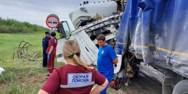 В ДТП в Большеглушицком районе погиб человек. Трое пострадали, фото: ГКУ СО Центр по делам ГО, ПБ и ЧС.