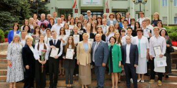 Глава Самары Елена Лапушкина вручила медали «За особые успехи в учении» выпускникам городских школ