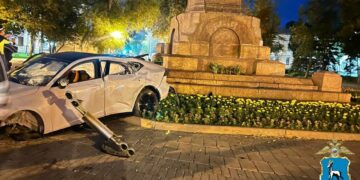 В Самаре Changan влетел в памятник Ленину на площади Революции