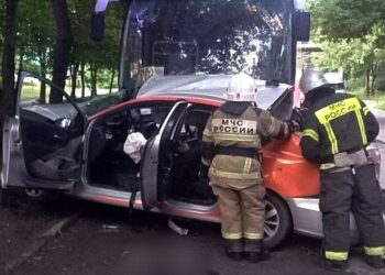 В Самаре автомобиль каршеринга влетел в припаркованный автобус — четыре человека погибли