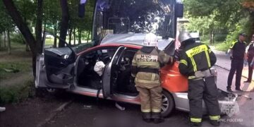 В Самаре автомобиль каршеринга влетел в припаркованный автобус — четыре человека погибли