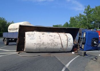 В Самарской области перевернулся большегруз, груженый цистернами