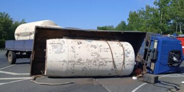 В Самарской области перевернулся большегруз, груженый цистернами