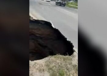 В Самаре на улице Алма-Атинской на проезжей части образовался гигантский провал