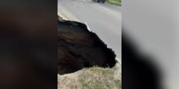 В Самаре на улице Алма-Атинской на проезжей части образовался гигантский провал