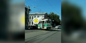 В историческом центре Самары остановилось движение из-за трамвая, сошедшего с рельсов