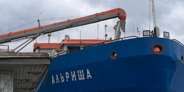 В Самаре сухогруз при швартовке повредил зерномет