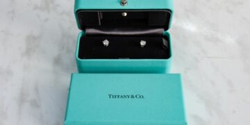 В багаже пассажира из Баку, прибывшего в Самару, таможенники обнаружили серьги Tiffany