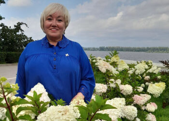 На Самарской набережной открыли табличку в честь посадки гортензий Веры Глуховой