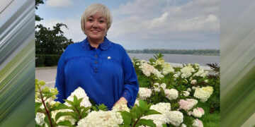 На Самарской набережной открыли табличку в честь посадки гортензий Веры Глуховой