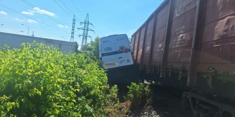 Газель заехала под товарный поезд, фото: Приволжская транспортная прокуратура